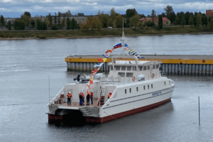 В Петербурге спустили на воду первое безэкипажное судно. Позднее его отправят исследовать Черное и Азовское моря