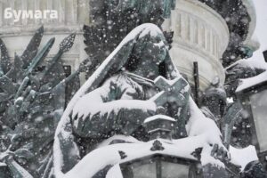 Снегоуборочная техника на Дворцовой и занесенные снегом прохожие. Как выглядит Петербург после сильного снегопада