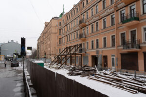 В каких условиях живут эвакуированные из дома на Большой Зелениной, как борются за свои права и почему боятся, что он снова рухнет